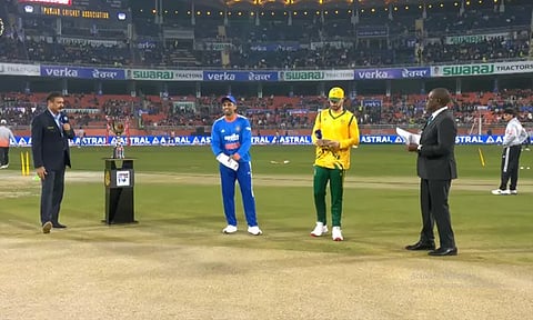 2-வது 20 ஓவர் கிரிக்கெட் போட்டி: டாஸ் வென்ற இந்திய அணி பந்துவீச்சு தேர்வு