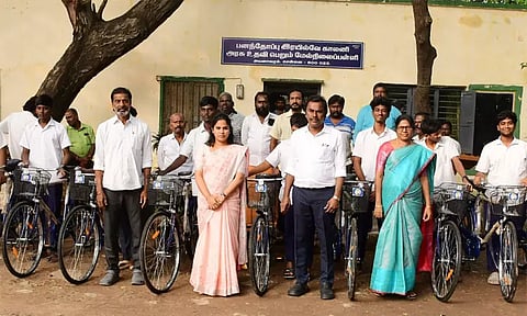 அரசு உதவி பெறும் மேல்நிலைப்பள்ளியில் மாணவர்களுக்கு மிதிவண்டிகளை வழங்கினார் மேயர் பிரியா