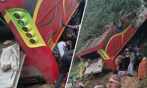 ஆந்திரா: பள்ளத்தாக்கில் பஸ் கவிழ்ந்து விபத்து - 15 பேர் பலி