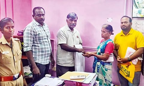 ரேஷன் கடையில் மூதாட்டி தவறவிட்ட 5 சவரன் நகையை ஒப்படைத்த ஊழியருக்கு பாராட்டு