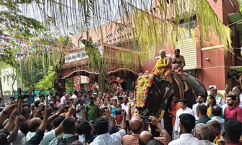 தக்கலை போலீஸ் நிலையத்திலிருந்து புறப்பட்ட காவடிகள்