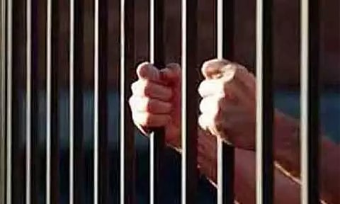 அமெரிக்காவில் முதியவர்களை குறிவைத்து ரூ.62 கோடி மோசடி - இந்தியருக்கு ஏழரை ஆண்டுகள் சிறை