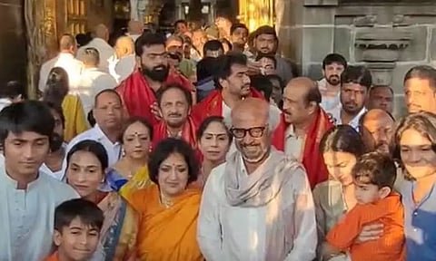 திருப்பதி ஏழுமலையான் கோவிலில் நடிகர் ரஜினிகாந்த் குடும்பத்துடன் சாமி தரிசனம்