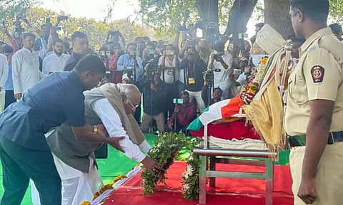 முன்னாள் மத்திய உள்துறை மந்திரி சிவராஜ் பாட்டீல் மறைவு; கார்கே நேரில் அஞ்சலி