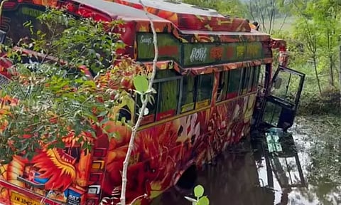 திருச்செந்தூர் அருகே இருசக்கர வாகனம் மீது வேன் மோதி விபத்து - ஒருவர் உயிரிழப்பு