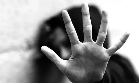 சிறுமியை கடத்தி 25 நாட்களாக நடந்த கொடூரம்.. வாலிபரின் செயலால் அதிர்ச்சி