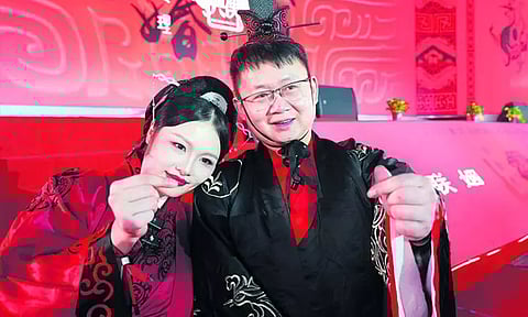 நிலநடுக்கத்தின்போது உயிரை காப்பாற்றியவருக்கு தன்னையே கொடுத்த இளம்பெண்