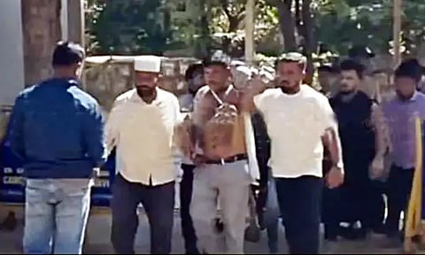 மாணவிக்கு பாலியல் தொல்லை கொடுத்த ஆசிரியரை தாக்கி செருப்பு மாலை அணிவித்த 22 பேர் மீது வழக்கு