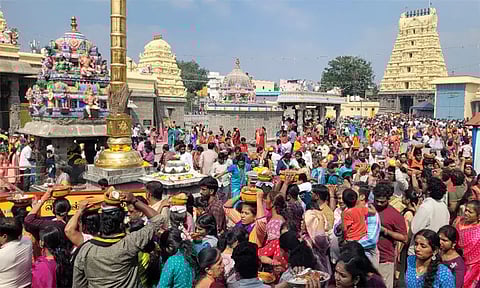 காஞ்சிபுரம் கச்சபேஸ்வரர் கோவிலில் மண்டை விளக்கு எடுத்து நேர்த்திக்கடன் செலுத்திய பக்தர்கள்