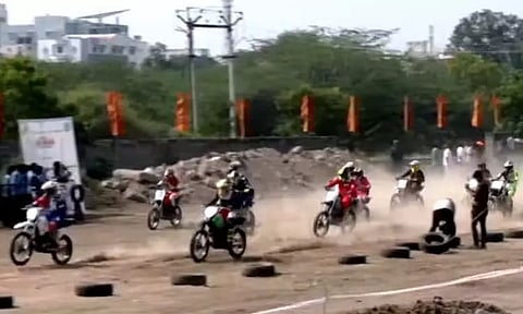 கோவையில் பா.ஜ.க. சார்பில் நடத்தப்பட்ட பைக் ரேஸ் - சீறிப்பாய்ந்த வீரர்கள்