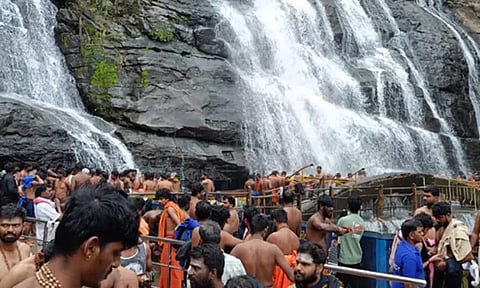 குற்றால அருவிகளில் குவிந்த அய்யப்ப பக்தர்கள்: அலைமோதிய கூட்டம்