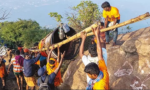 மகா தீபம் நிறைவு: 2,668 அடி உயர மலை உச்சியில் இருந்து இறக்கப்பட்ட தீப கொப்பரை