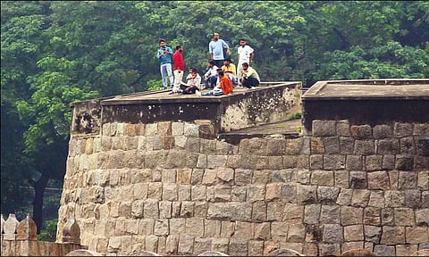 வேலூர் கோட்டையில் ஆபத்தை உணராமல் புகைப்படம் எடுக்கும் சுற்றுலா பயணிகள்