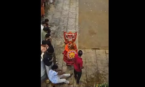 சாமி ஆடிய நபர், திடீரென தாக்கியதில் மயங்கி விழுந்த பக்தர் - பரபரப்பு