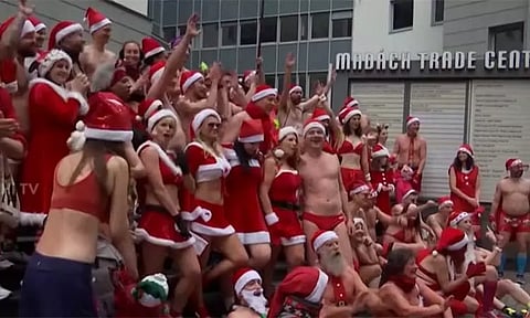 நீச்சல் உடையில் கிறிஸ்துமஸ் தாத்தா வேடம் - ஹங்கேரியில் நடந்த நூதன கொண்டாட்டம்