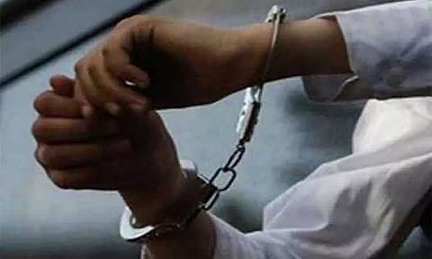 தொழில் அதிபரை கடத்தி ரூ.10 லட்சம் கேட்டு மிரட்டல் - 6 பேர் கைது