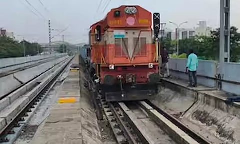 வேளச்சேரி-பரங்கிமலை இடையே சரக்கு ரெயிலை இயக்கி சோதனை