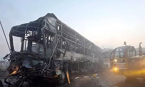 உ.பி.: நெடுஞ்சாலையில் வாகனங்கள் அடுத்தடுத்து மோதி கோர விபத்து - பலி எண்ணிக்கை 13 ஆக உயர்வு