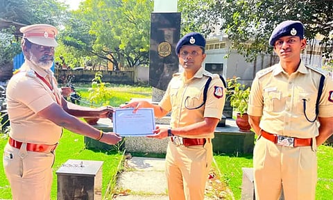 ஆயுதம் வைத்திருந்தவர்களை மடக்கி பிடித்து கைது செய்த போலீசாருக்கு தூத்துக்குடி எஸ்.பி. பாராட்டு