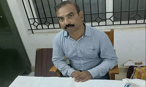 கடைக்கு லைசென்ஸ் கொடுத்ததற்காக ரூ.8 ஆயிரம் லஞ்சம் வாங்கிய அதிகாரி சிக்கினார்