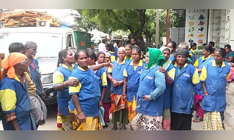 தூத்துக்குடியில் தூய்மைப் பணியாளர்கள் திடீர் போராட்டம்