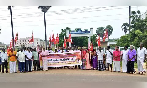 பொங்கல் தொகுப்புடன் ரூ.5,000 வழங்க கோரி கட்டுமான தொழிலாளர்கள் சங்கம் ஆர்ப்பாட்டம்