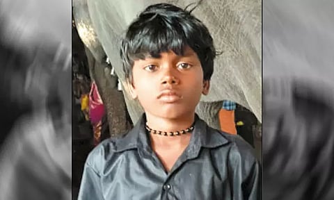 பள்ளி சுவர் இடிந்து விழுந்து மாணவன் பலி: ரூ.1 கோடி இழப்பீடு கேட்டு உறவினர்கள் போராட்டம்