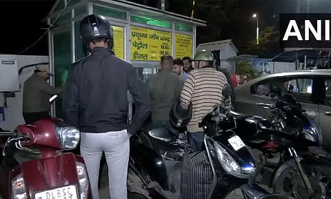 டெல்லி காற்று மாசை கட்டுப்படுத்த இன்றிரவு முதல்... அதிரடி நடவடிக்கையில் இறங்கிய அரசு