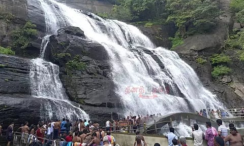 குற்றாலம் மெயின் அருவியில் சுற்றுலா பயணிகள் குளிக்க அனுமதி