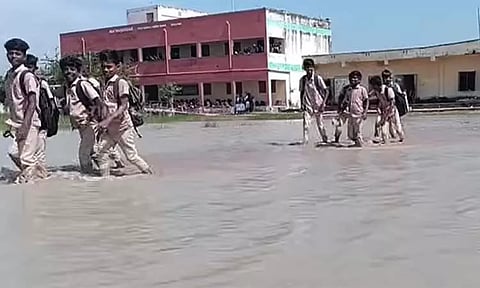 ராமநாதபுரத்தில் கனமழை: அரசுப் பள்ளியை சூழ்ந்த வெள்ளம் - மாணவர்கள் அவதி