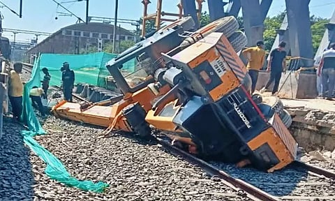 ரெயில் தண்டவாளத்தில் சாய்ந்து விழுந்த கிரேன் - பெரும் விபத்து தவிர்ப்பு