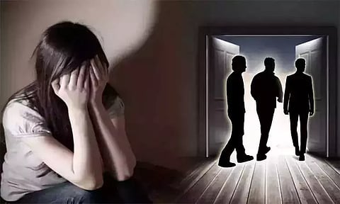 காதலனை நம்பி சென்ற இளம்பெண்... நெருக்கமாக இருந்ததை வீடியோ எடுத்து மிரட்டி கூட்டு பலாத்காரம் - 3 பேர் கைது