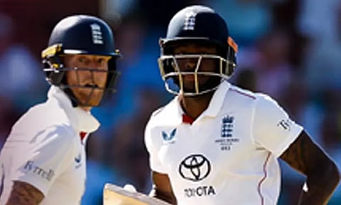 ஆஷஸ் டெஸ்ட்: முதல் இன்னிங்சில் இங்கிலாந்து 286 ரன்களுக்கு ஆட்டமிழப்பு