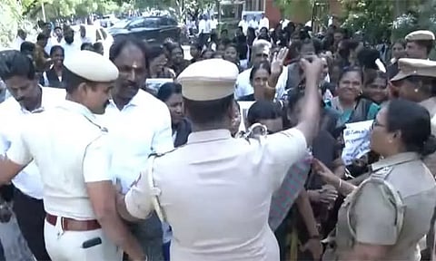 நெல்லை கோர்ட்டில் வழக்கறிஞர்கள் போராட்டம் - போலீசாருடன் வாக்குவாதம் ஏற்பட்டதால் பரபரப்பு