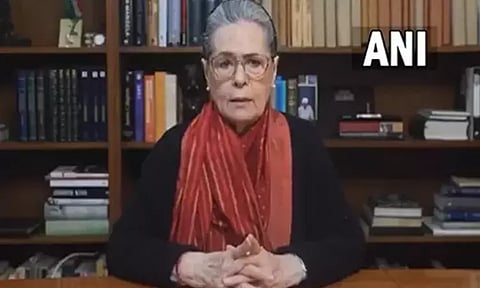 100 நாள் வேலை திட்டத்தின் மீது பாஜக அரசு புல்டோசரை ஏற்றிவிட்டது - சோனியா காந்தி கண்டனம்