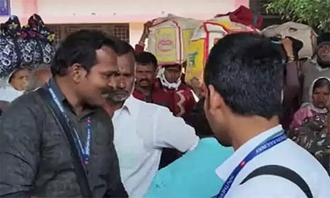 ராமேஸ்வரம்: டிக்கெட் எடுக்காமல் ரெயிலில் பயணித்த வட மாநிலத்தவர்கள் - அபராதம் செலுத்தாமல் தப்பியோட்டம்