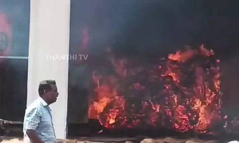 புதுக்கோட்டை: தொழிற்சாலையில் தீ விபத்து - பல லட்சம் மதிப்பிலான தென்னை நார் எரிந்து நாசம்