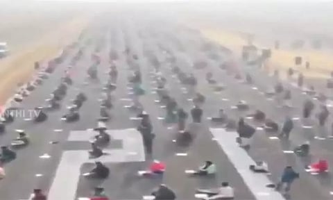 187 பணியிடங்களுக்கு 8 ஆயிரம் பேர் போட்டி; ஒடிசாவில் விமான ஓடுதளத்தில் நடந்த தேர்வு