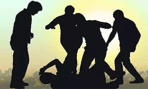 திருவண்ணாமலை கிரிவலப்பாதையில் பெண்களை இழிவாக பேசி வந்த போலி சாமியாருக்கு அடி-உதை