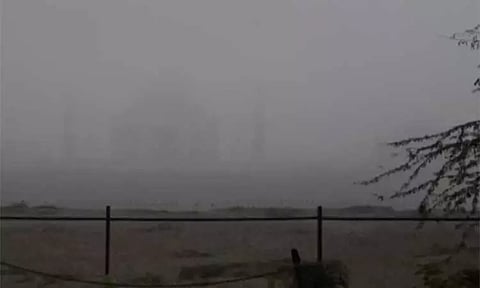 பனிமூட்டத்தில் மறைந்த தாஜ்மகால் - சுற்றுலா பயணிகள் ஏமாற்றம்