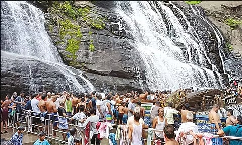 குற்றால அருவிகளில் சுற்றுலா பயணிகள், ஐயப்ப பக்தர்கள் ஆனந்த குளியல்