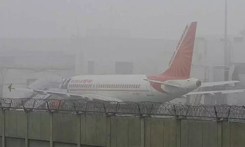டெல்லியில் காற்று மாசு, பனிமூட்டம்; விமான சேவை பாதிப்பு