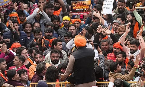 டெல்லியில் வங்காள தேச தூதரகம் முன் போராட்டம்