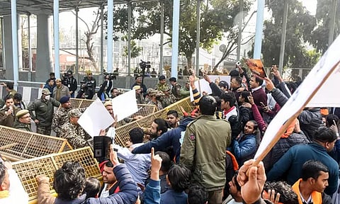 மாணவர் தலைவர் கொலை.. போராட்டங்கள்.. விசா நிறுத்தம் - இந்தியா - வங்கதேச பிரச்சனையில் என்ன நடக்கிறது?