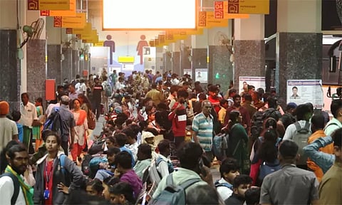 கிறிஸ்துமஸ், புத்தாண்டு விடுமுறை: கிளாம்பாக்கம் பஸ் நிலையத்தில் அலைமோதிய பயணிகள் கூட்டம்