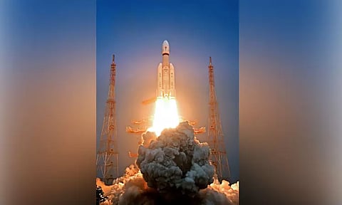 6,100 கிலோ செயற்கைக்கோளுடன் வெற்றிகரமாக விண்ணில் பாய்ந்த பாகுபலி ராக்கெட்...! - இஸ்ரோ சாதனை