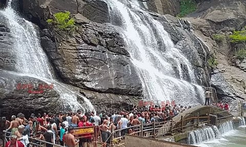 குற்றாலத்தில் சுற்றுலா பயணிகள் உற்சாக குளியல்