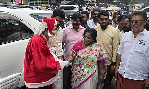 பிரதமர் தேவாலயத்திற்கு சென்று இருக்கிறார்...முதல்-அமைச்சர் என்றாவது கோவிலுக்கு வந்து இருக்கிறீர்களா?- தமிழிசை கேள்வி