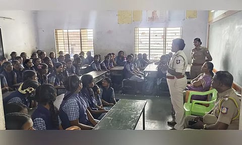 குழந்தைகளுக்கு எதிரான குற்றங்கள் குறித்து பள்ளி மாணவிகளுக்கு விழிப்புணர்வு ஏற்படுத்திய போலீசார்