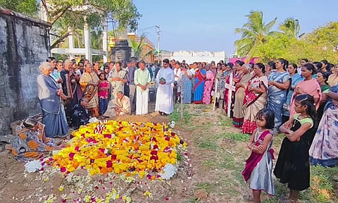 மணக்குடி கிராமத்தில் சுனாமி நினைவு தினம் அனுசரிப்பு: கல்லறை தோட்டத்தில் மீனவர்கள் அஞ்சலி